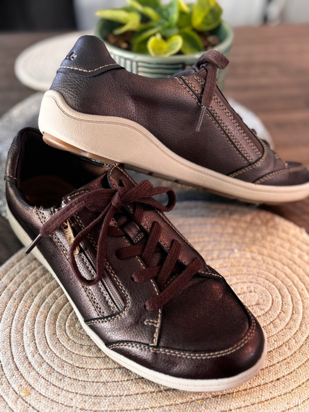 Clarks Women Collection Bryianna Bayla trainers in Bronze Metallic Leather - Picture 5 of 9